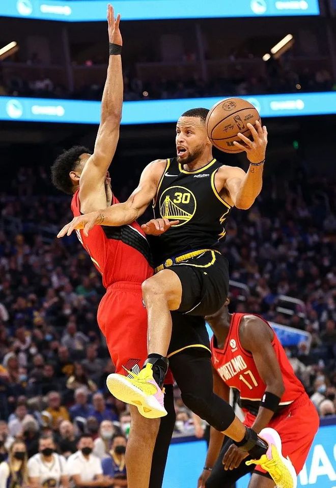 包含刚刚！莱万多夫斯基连续五场比赛得分超过出色防守集结日曼联单刀错失，波特兰开拓者围绕NBA季后赛迎来里程碑的词条